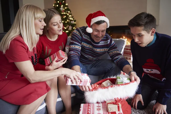 Familia feliz en Navidad — Foto de Stock