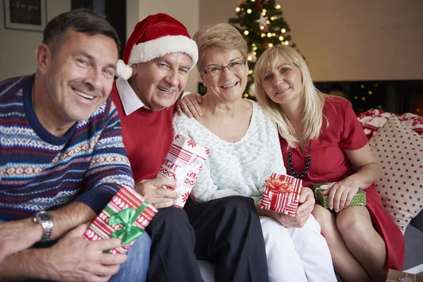 Familia feliz en Navidad — Foto de Stock