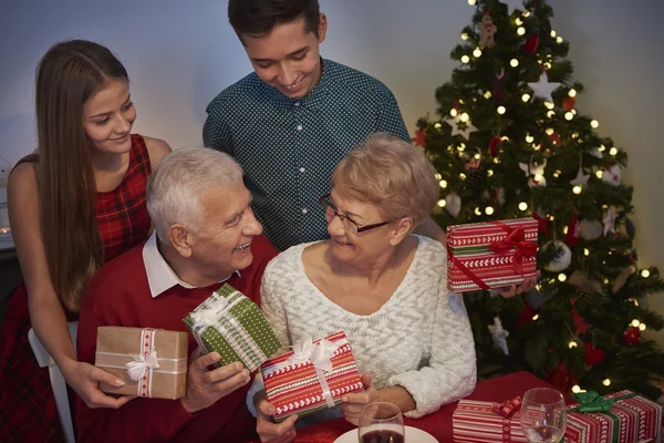 In Kerstmis en gelukkige familie — Stockfoto