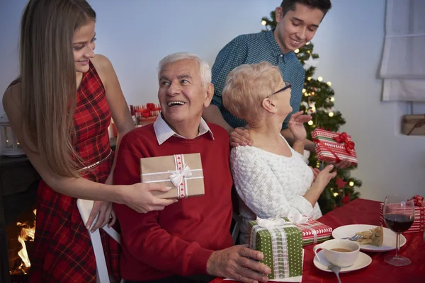 Familia feliz en Navidad — Foto de Stock