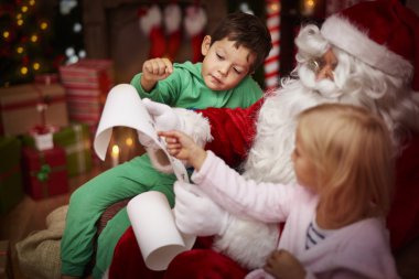 Noel Baba ile çocuklar okuma