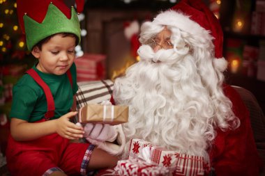 Santa hediyeler yapar