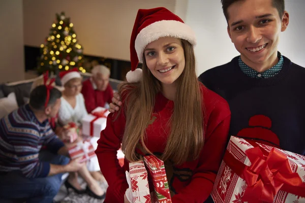 Lycklig familj på julafton — Stockfoto