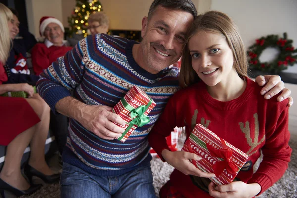 Famiglia felice a Natale — Foto Stock