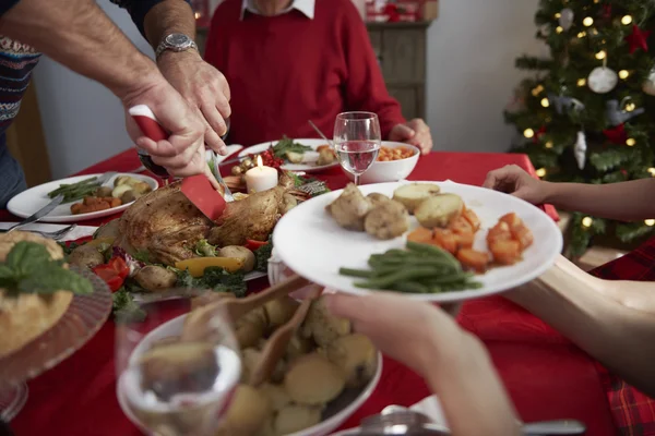 Lycklig familj på julafton — Stockfoto