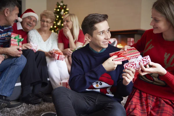 Famiglia felice a Natale — Foto Stock