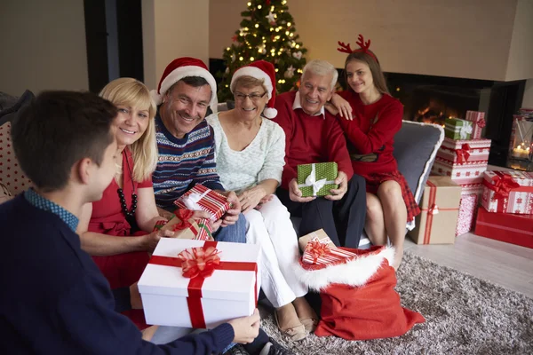 Feliz familia en Navidad — Foto de Stock