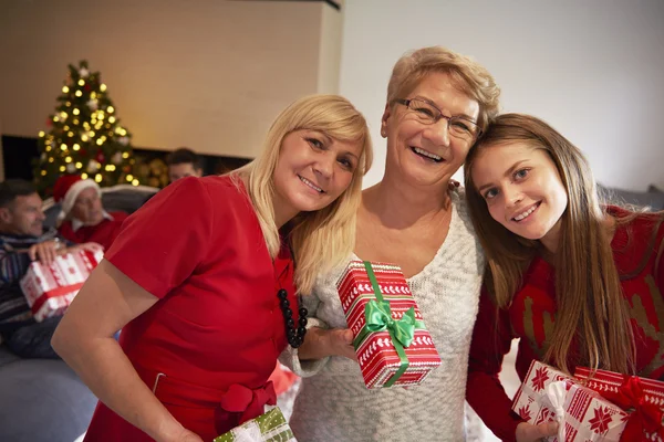 Glückliche Frauen an Weihnachten — Stockfoto