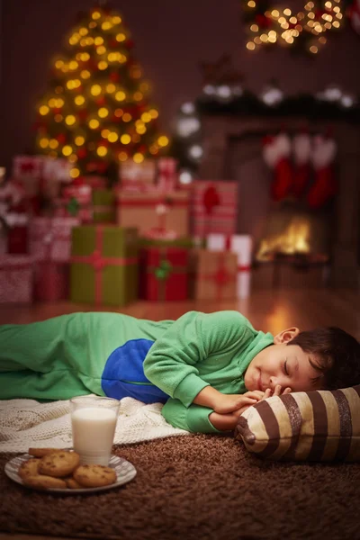 Lindo chico durmiendo antes de Navidad —  Fotos de Stock