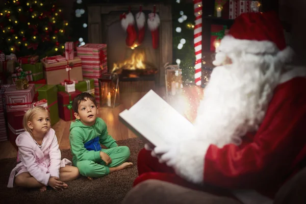 Santa telling story for kids — Stock Photo, Image