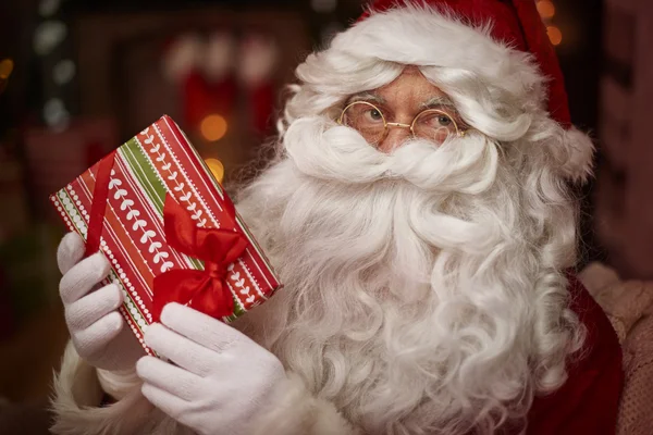 Papai Noel segurando caixa de presente — Fotografia de Stock