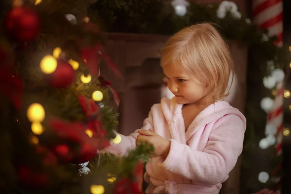かわいい女の子のクリスマスの木の近く — ストック写真