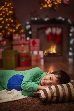 Noel arifesi önce uyuyan çocuk