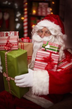 Noel Baba Noel hediyelerini yığını ile