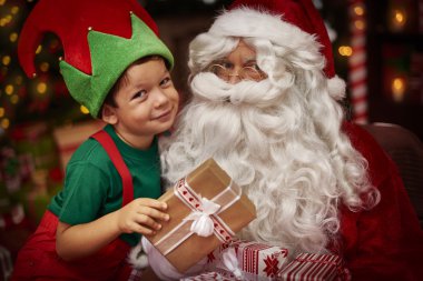 Küçük elf çocuk ve Noel Baba