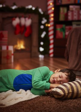 küçük çocuk Noel sihirli bekliyor