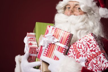 Noel Baba hediyeleri yığını ile