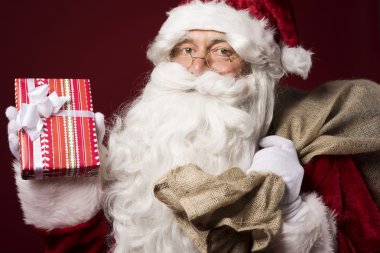 Beyaz sakallı Noel Baba