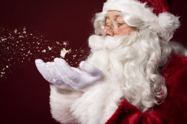 Noel Baba bazı kar taneleri üfleme
