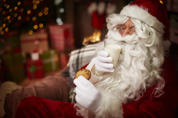Santa με ποτήρι γάλα και μπισκότο — Φωτογραφία Αρχείου