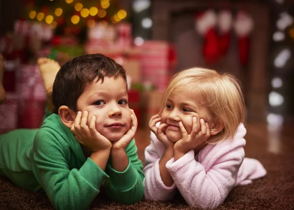 Hermanos pasando la Navidad juntos —  Fotos de Stock