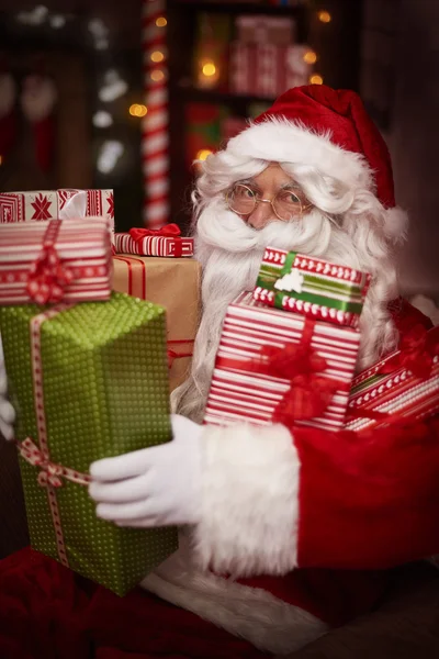 圣诞老人与圣诞礼物堆 — 图库照片