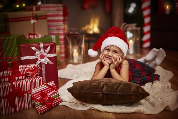 Csinos lány karácsonyi várakozás — Stock Fotó
