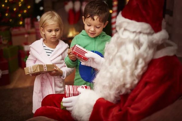 Papá Noel hace regalos a los niños —  Fotos de Stock