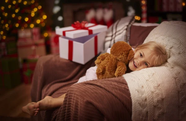 Jolie fille avec ours en peluche — Photo