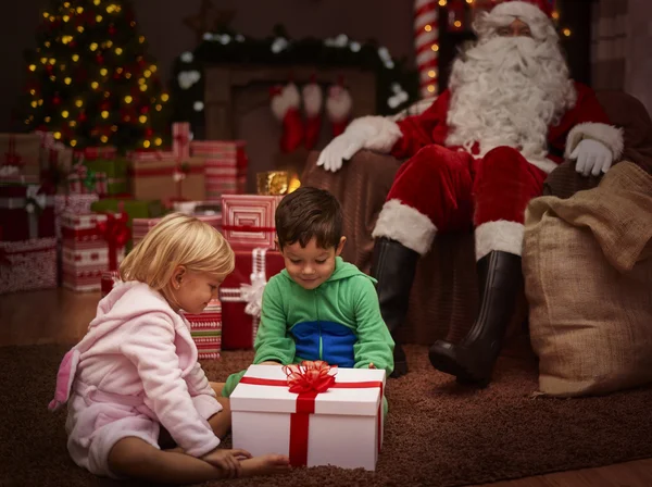 Niños felices encontraron regalos —  Fotos de Stock