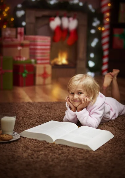 Encantadora chica leyendo cuento —  Fotos de Stock