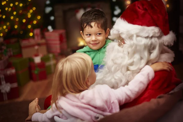 Santa Claus s malými dětmi — Stock fotografie