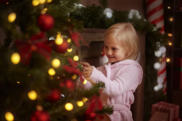 Κοριτσάκι δίπλα στο χριστουγεννιάτικο δέντρο — Φωτογραφία Αρχείου