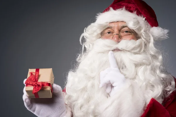 Santa Claus gospodarstwa pudełko prezentów — Zdjęcie stockowe