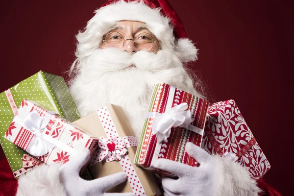 Papai Noel com pilha de presentes — Fotografia de Stock