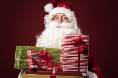 Noel Baba hediyeleri yığını ile