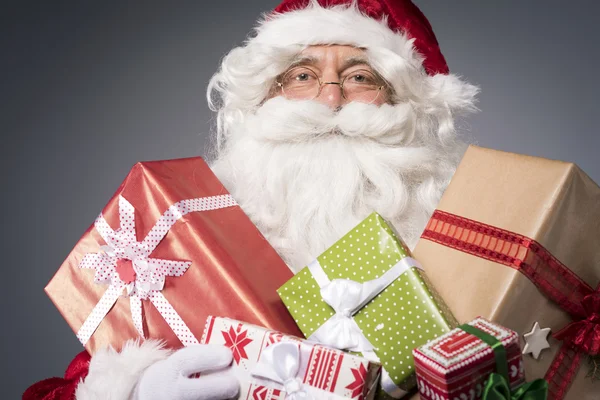 Jultomte med hög med julklappar — Stockfoto