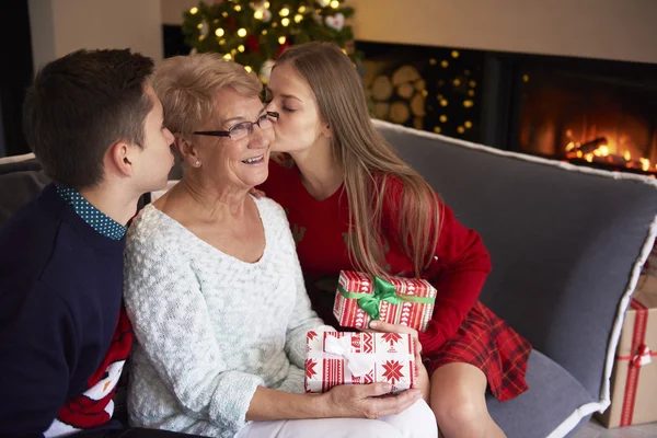 Бабушка и внуки с рождественскими подарками — стоковое фото
