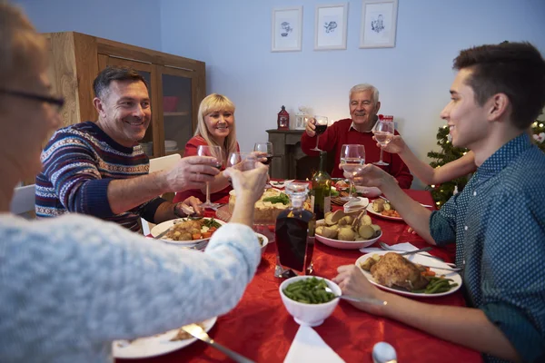 Familie stößt an — Stockfoto