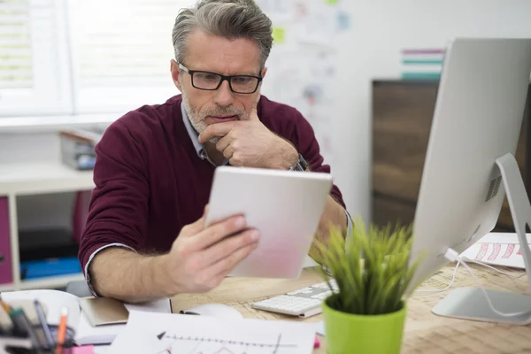 Empresário que trabalha no escritório — Fotografia de Stock