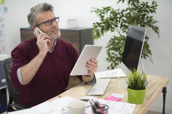 Biznesmen pracujący w biurze — Zdjęcie stockowe