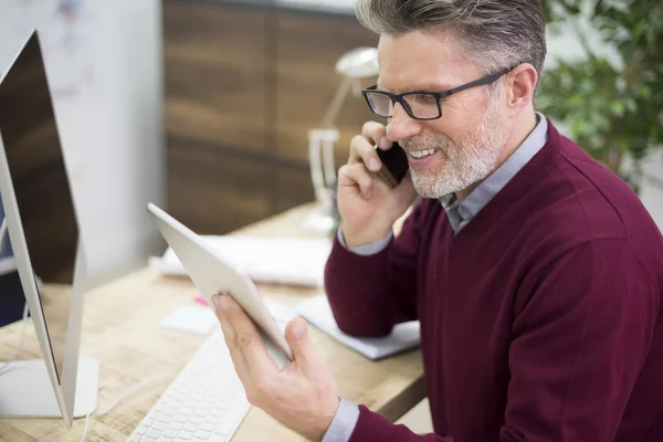 Uomo d'affari che lavora in ufficio — Foto Stock