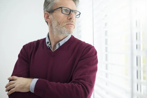 Hombre de negocios con los brazos cruzados — Foto de Stock