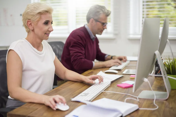 Geschäftsleute, die an Computern arbeiten — Stockfoto