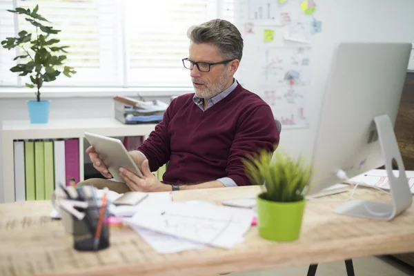 Homme d'affaires naviguant sur tablette numérique — Photo