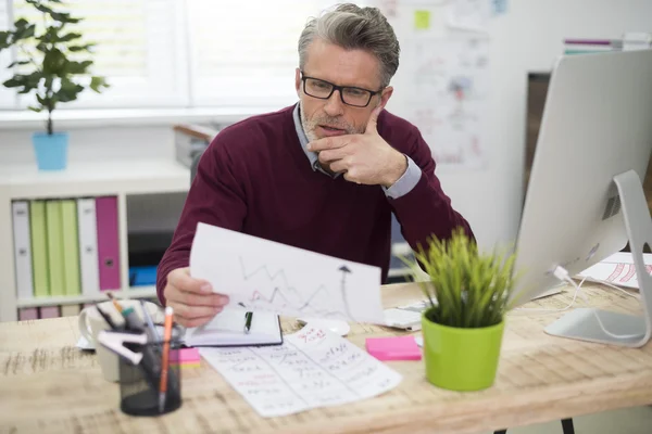 Datos de análisis hombre de negocios — Foto de Stock