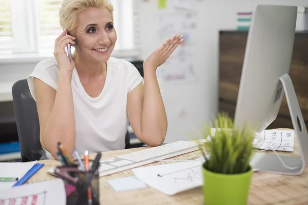 Businesswoman pracuje w biurze — Zdjęcie stockowe