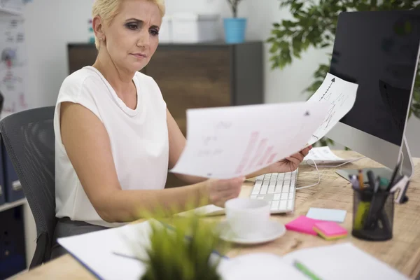 Donna d'affari che lavora in ufficio — Foto Stock