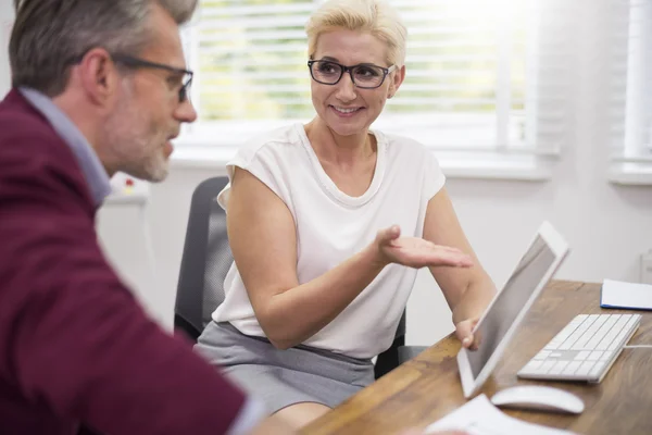 Geschäftsfrau und Geschäftsfrau arbeiten — Stockfoto