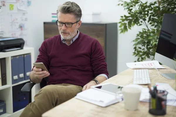 Uomo d'affari che lavora in ufficio — Foto Stock